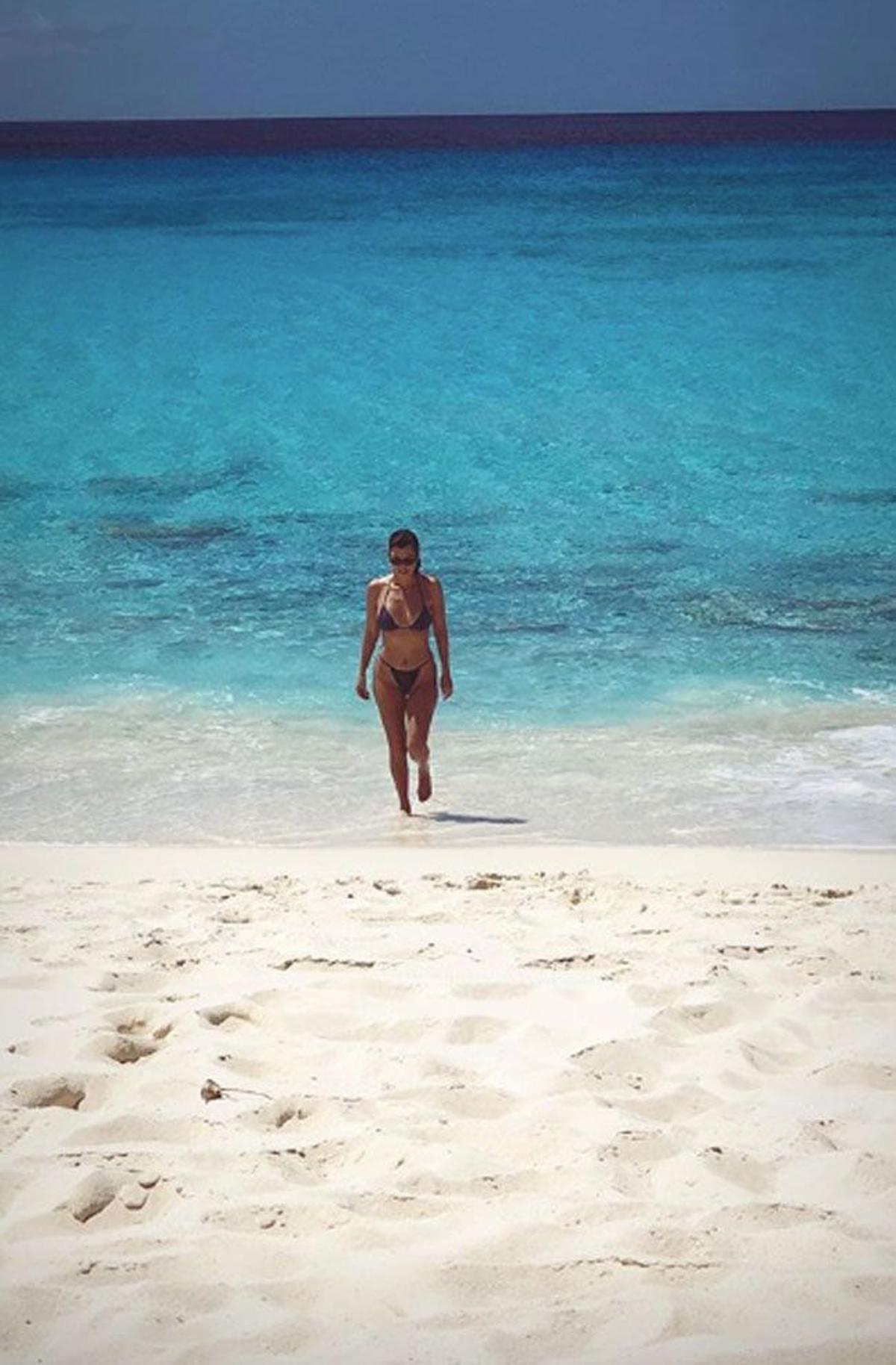 Posado de Kourtney Kardashian en la playa