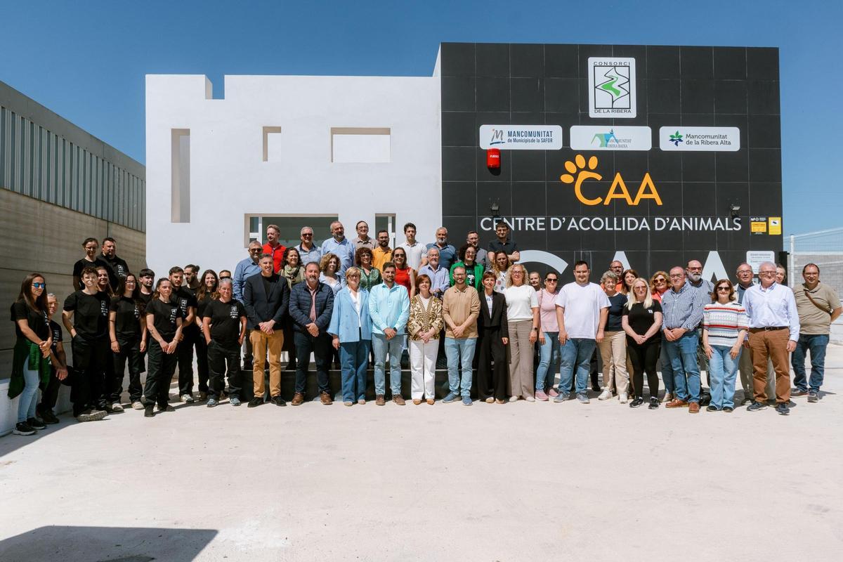 Representantes de mancomunidades y ayuntamientos que han participado en la inauguración del refugio de l'Alcúdia, esta mañana.