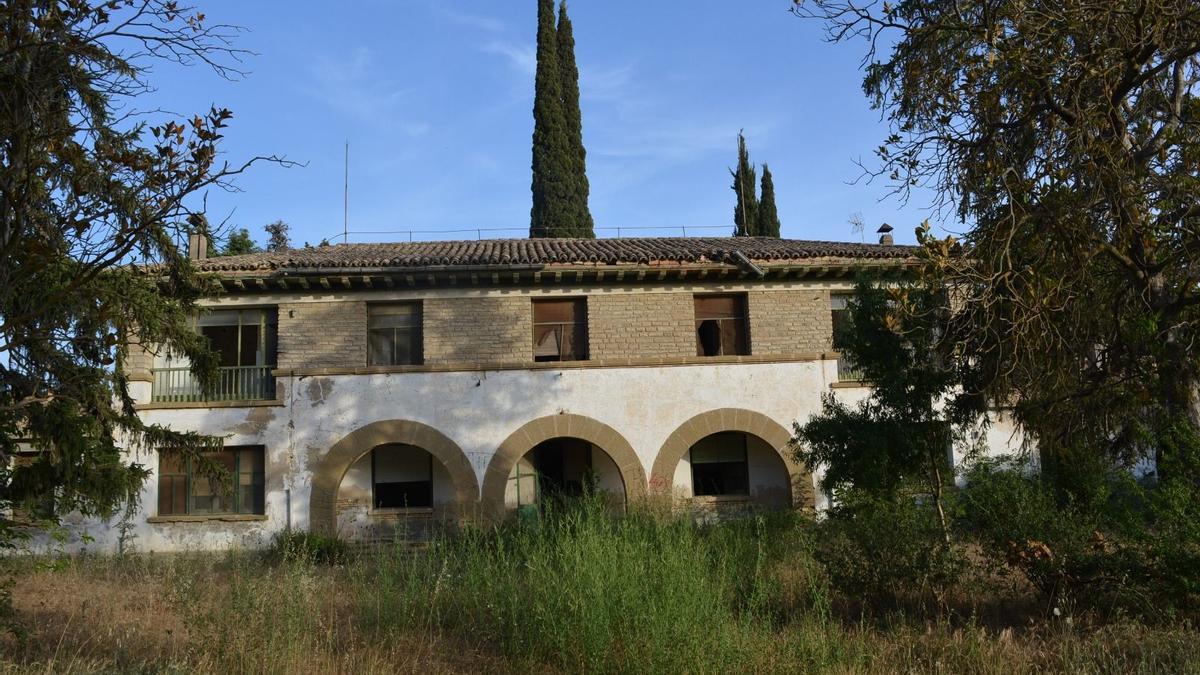 Los arcos reconocibles del edificio central de la Granja de Almudévar