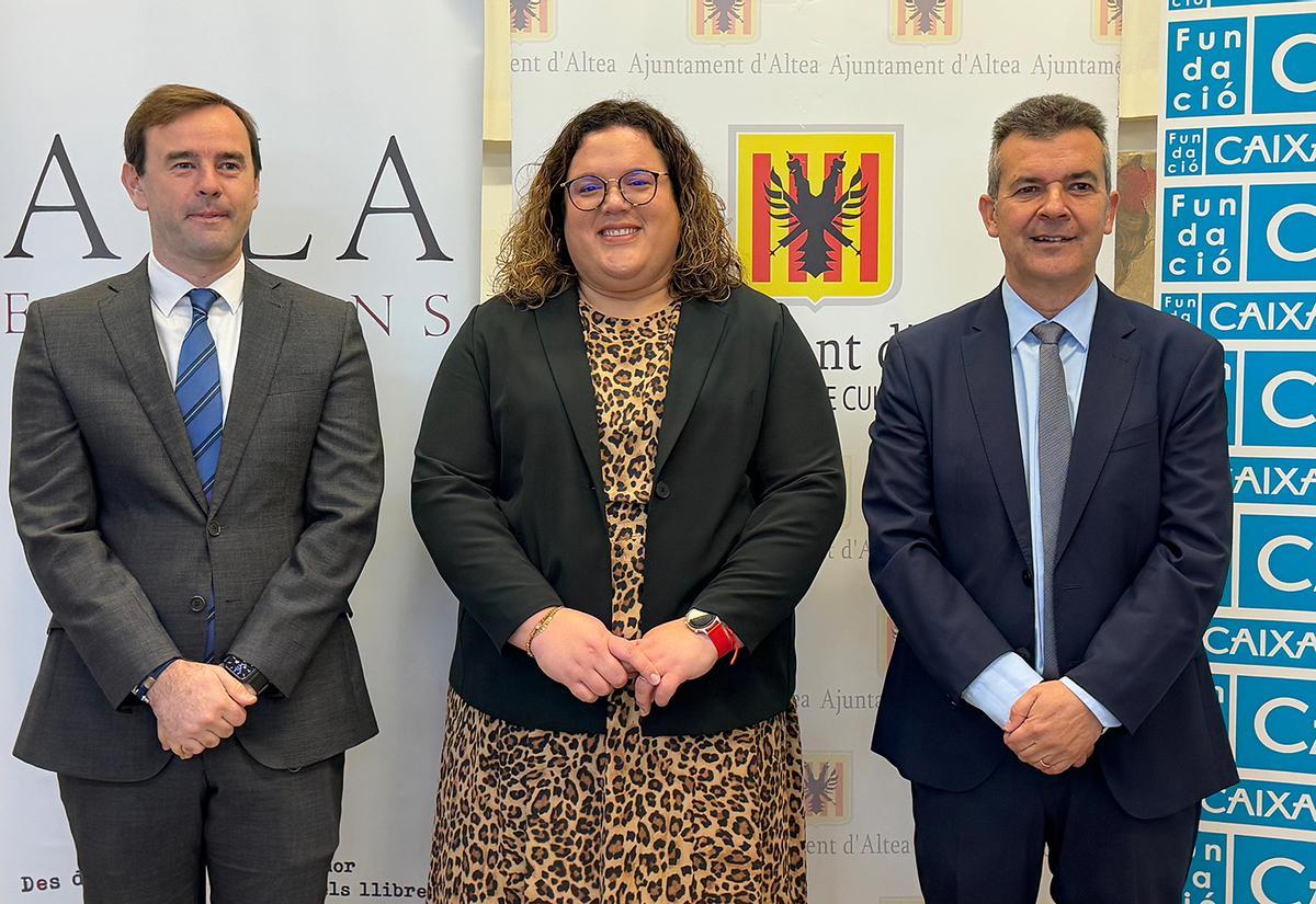 De izquierda a derecha, Ignacio Ortiz, Pepa Victoria Perez y Joan Borja en la presentacion de los IX Premis Altea