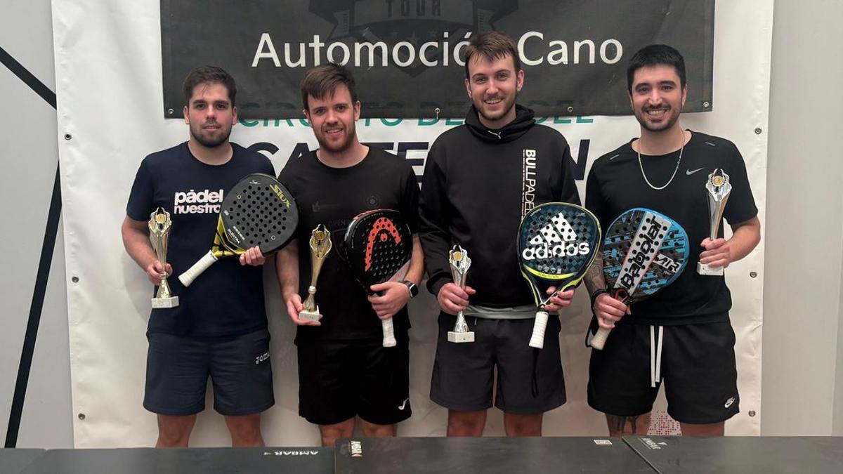 Ganadores y finalistas de una de las categorías del torneo de pádel.