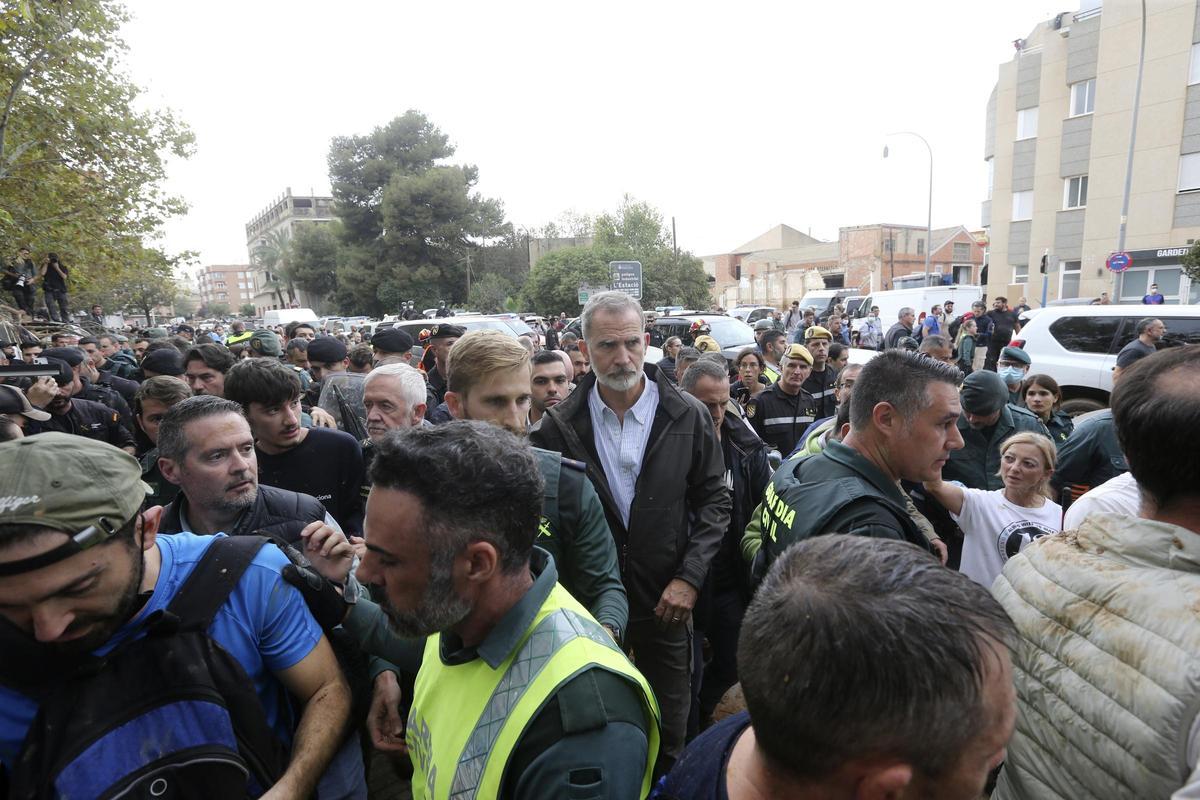 Disturbios en la visita de los Reyes, Sánchez y Mazón a Paiporta Disturbios en la visita de los Reyes, Sánchez y Mazón a Paiporta