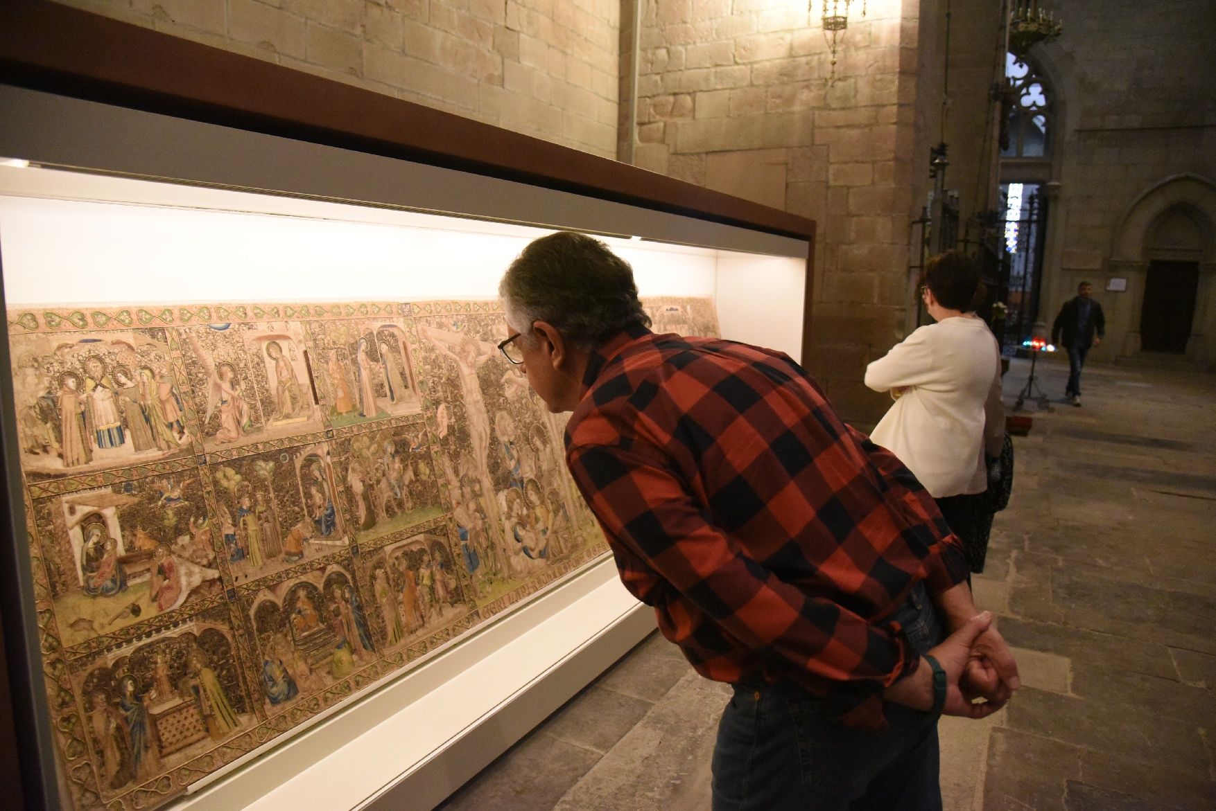 Un centenar de persones presencien a la Seu de Manresa la inauguració del frontal florentí restaurat