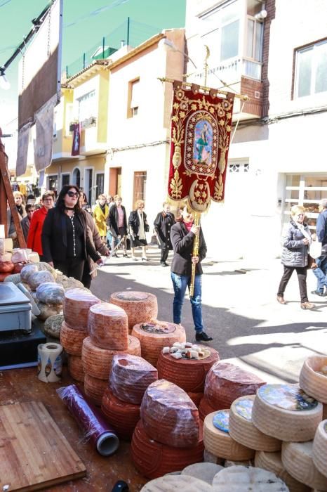 Miles de fieles han acompañado la imagen de Santa Águeda hasta su ermita en un camino jalonado por puestos de dulces