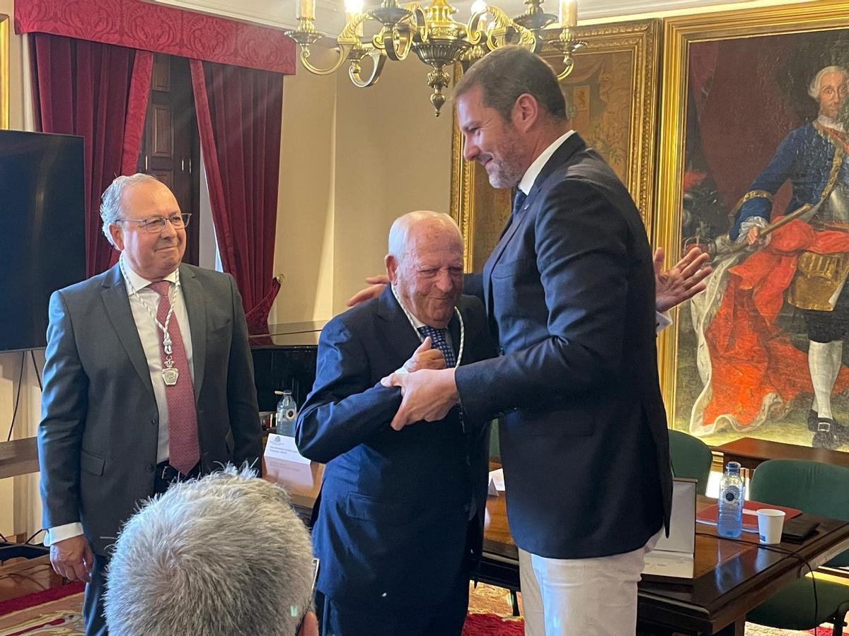José López Campos felicita al premiado