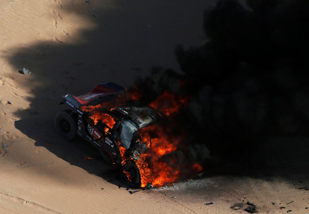 Dakar 2020: El espectacular incendio de un coche en pleno desierto