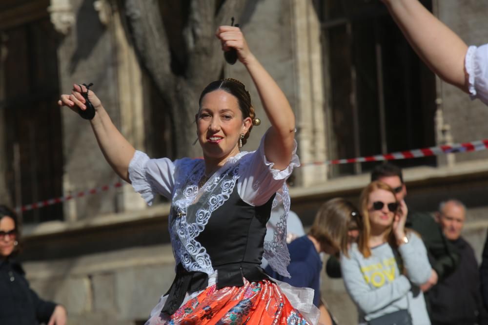 Danzas populares en el entorno de la Lonja