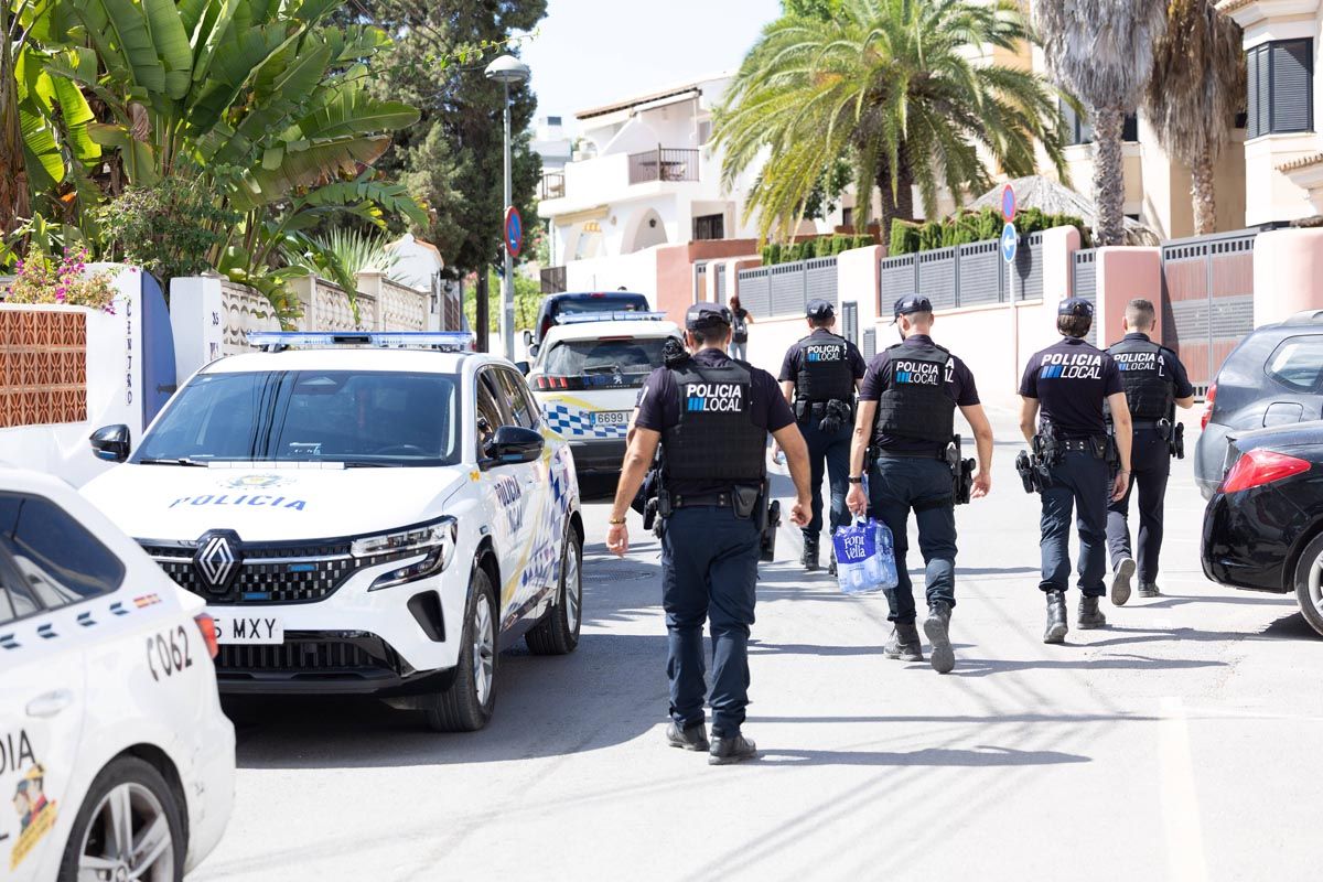 El despliegue policial por el hombre atrincherado en su piso en Ibiza, en imágenes
