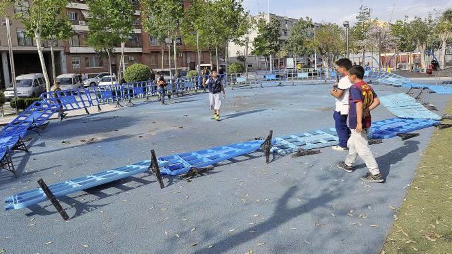 El tripartito retira los juegos de la plaza Primero de Mayo que desde 2010 eran inseguros