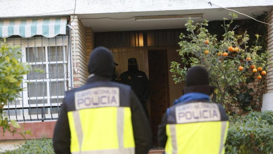 Los agentes ante la vivienda donde ha sido detenida la presunta yihadista