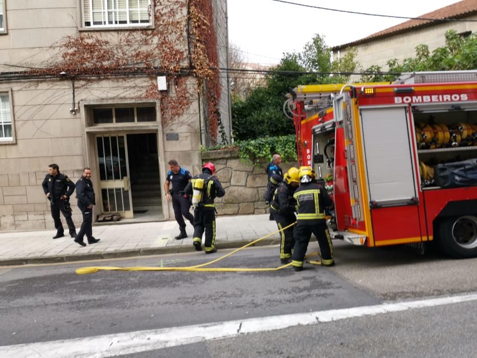 Sucesos en Pontevedra | Evacuada una pareja por un incendio en su casa en Marín