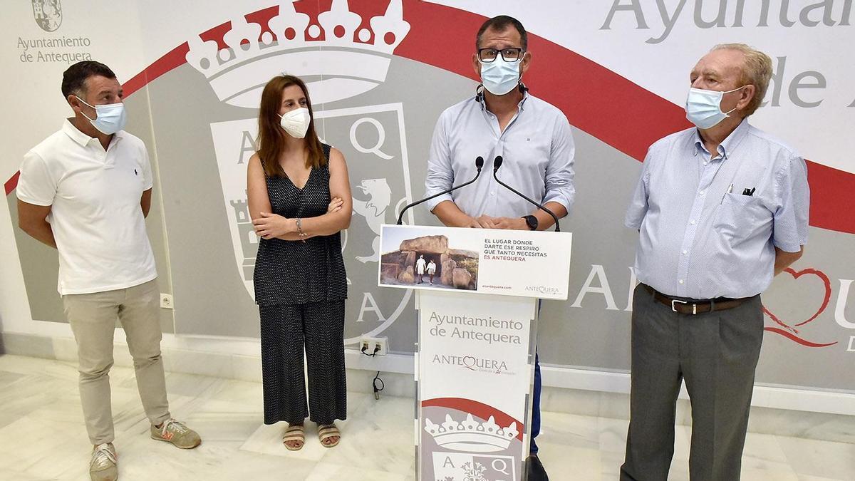 El teniente de alcalde delegado de Programas Sociales, Igualdad y Cooperación Ciudadana, Alberto Arana, y el primer teniente de alcalde del Ayuntamiento de Antequera (Málaga), Juan Rosas, en rueda de prensa