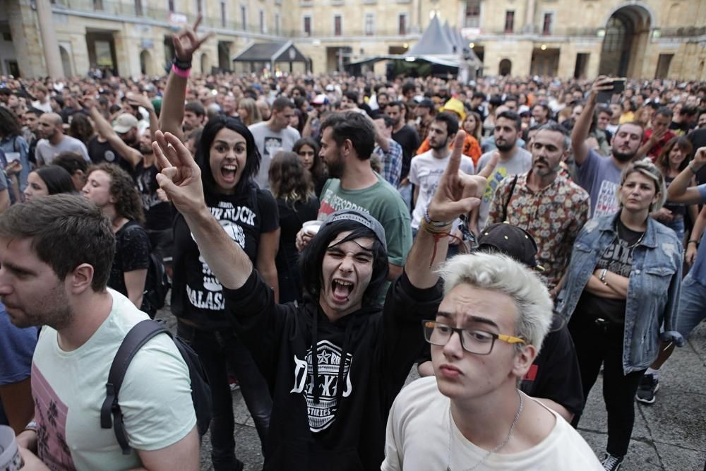 Primer día de festival de la mano del "Tsunami Xixón"