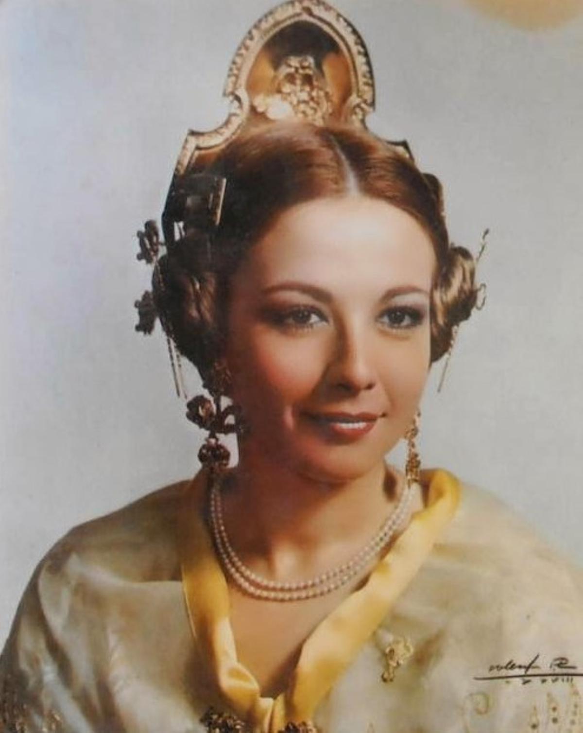 Isabel Tenaille, vestida de valenciana como fallera mayor del Pilar 1978