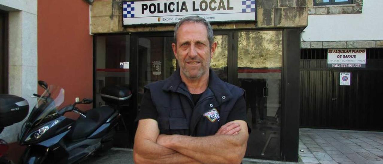 José Galán Sánchez, delante de la oficina de la Policía Local, ayer.