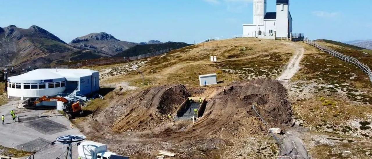 Obras en la parte alta de Pajares, donde se instalará la estación de llegada del telecabina. | E. I. Valgrande-Pajares