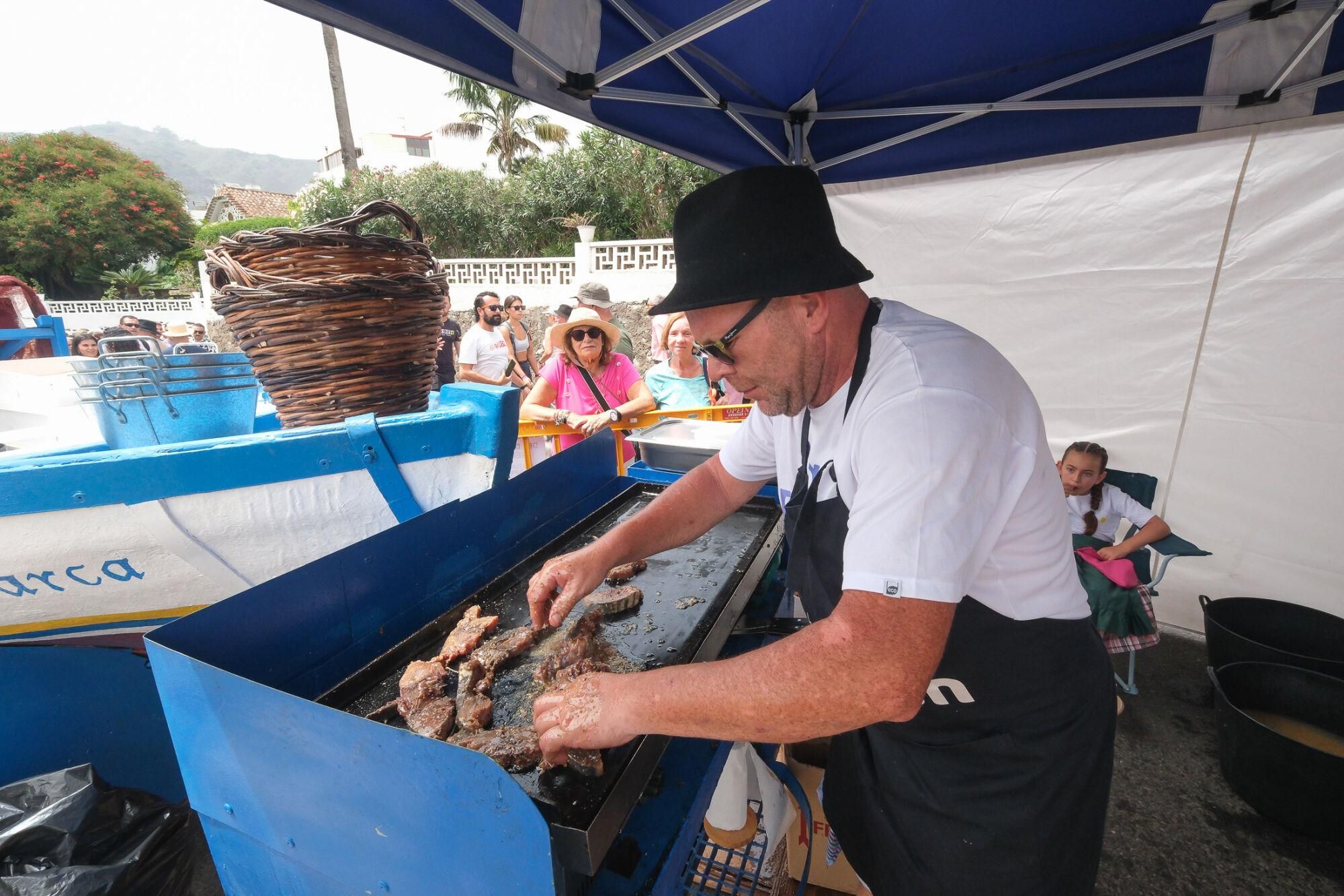 Ambiente previo a la romería del Pino. Las carretas esperan su turno en el Castañero Gordo.