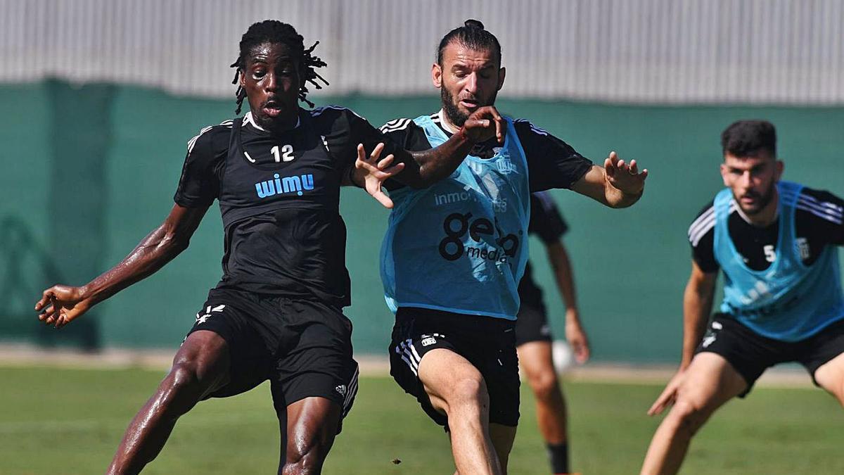 Boateng y Gastón Silva, en una imagen del entrenamiento de ayer.  | FC CARTAGENA