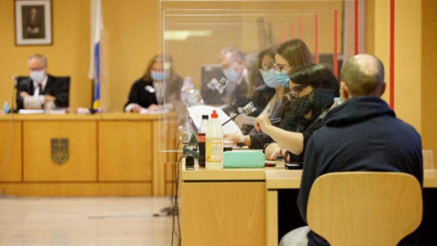 El acusado, de espaldas, durante una de las sesiones del juicio celebrado a principios de este mes de octubre en la Audiencia Provincial de Santa Cruz de Tenerife.