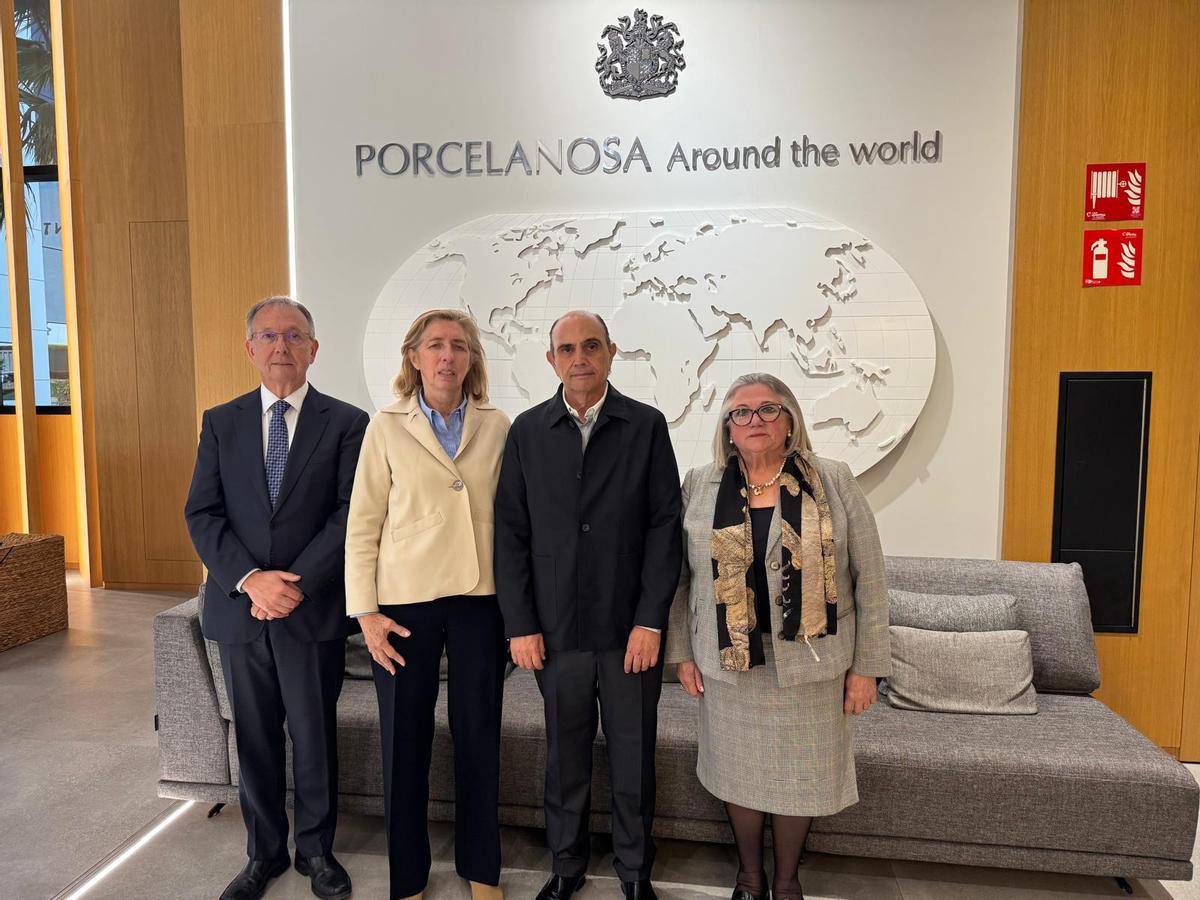 En el centro, María José Soriano y Silvestre Segarra, de Porcelanosa. A su lado, Jesús Ramos y María Dolores Guillamón, de la Cámara de Comercio.