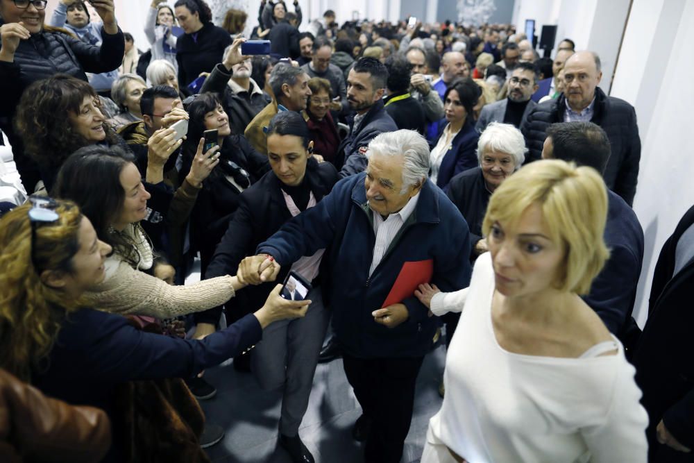 Aglomeración en la conferencia de Mujica en València