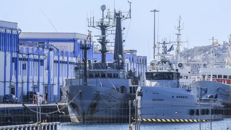 Dos barcos de la protectora de los océanos Sea Shepherd descansan en el Puerto de Las Palmas