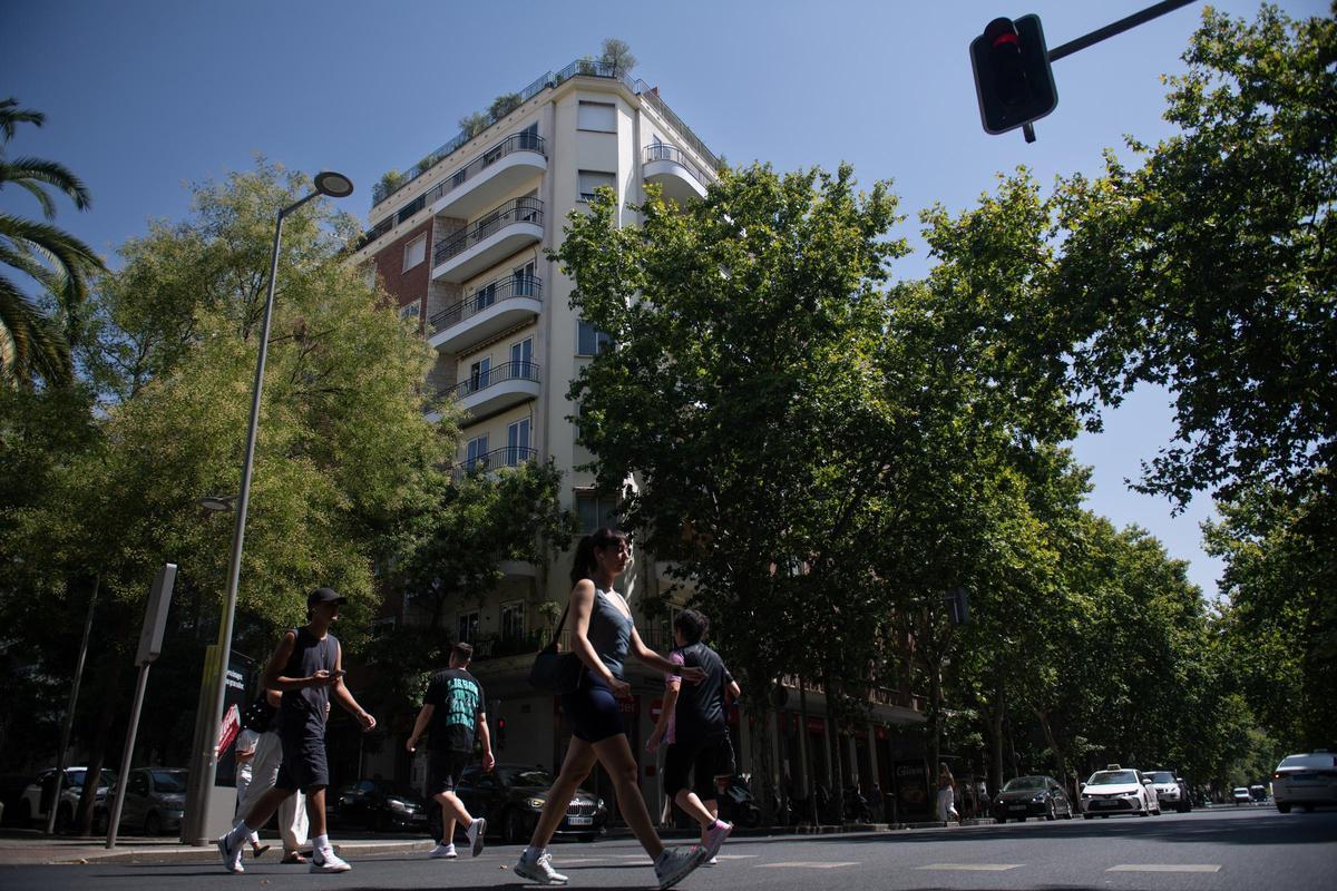 Fachada del ático en el barrio de Chamberí adquirido por la Comunidad de Madrid, a 30 de julio de 2026, en Madrid (España). La Comunidad de Madrid ha decidido vender el ático de Chamberí adquirido por el Gobierno regional para "ayudar en la reconstrucción