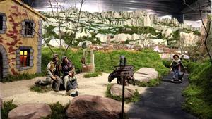 Imatge d’una reproducció d’una masia amb Montserrat al fons en el pessebre de sobretaula més gran de Catalunya, a Parets del Vallès.