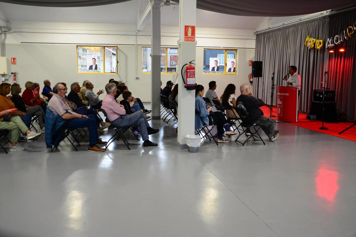 El PSOE de Moaña con su candidato Mario Rodríguez en el cierre de campaña en la planta alta de la plaza de abastos.jpg