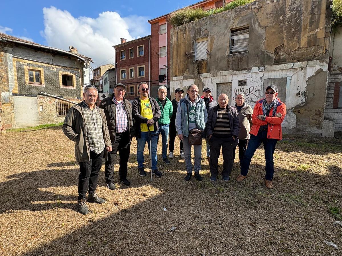 Miembros de la plataforma por el soterramiento y de la asociación de vecinos de El Puente, en Langreo