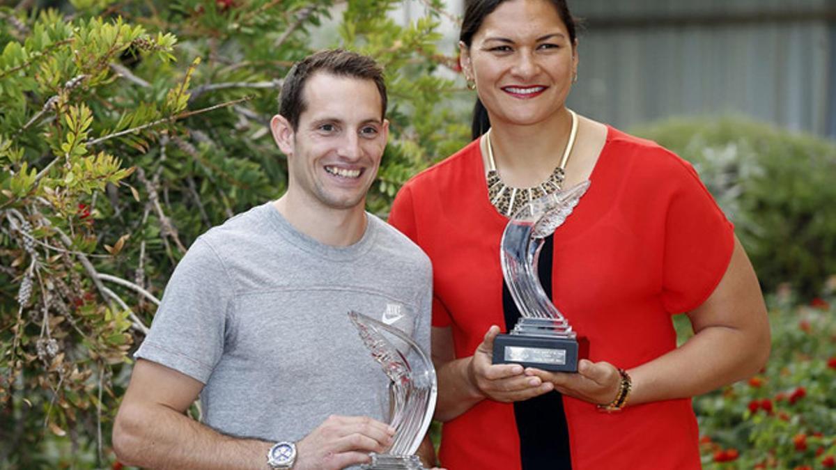 Lavillenie y Valerie Adams con los trofeos que les acreditan como los mejores atletas del año