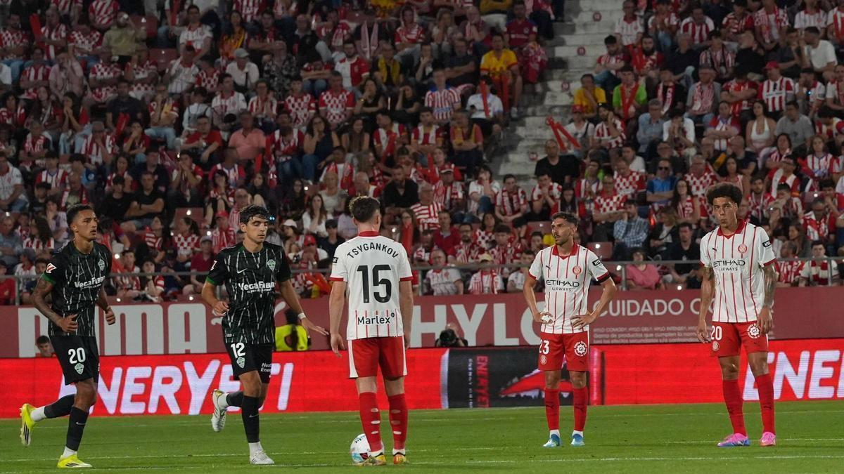 Els jugadors del Girona, abatuts després d'encaixar el 0-1