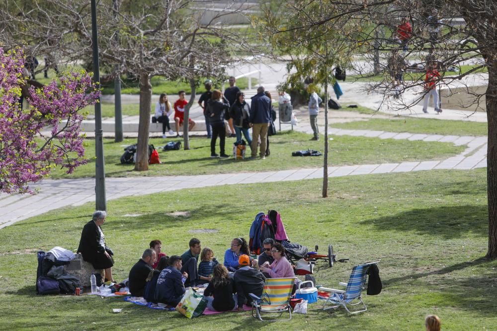 Actividades en el jardín del Túria, el antiguo cauce del río en València.