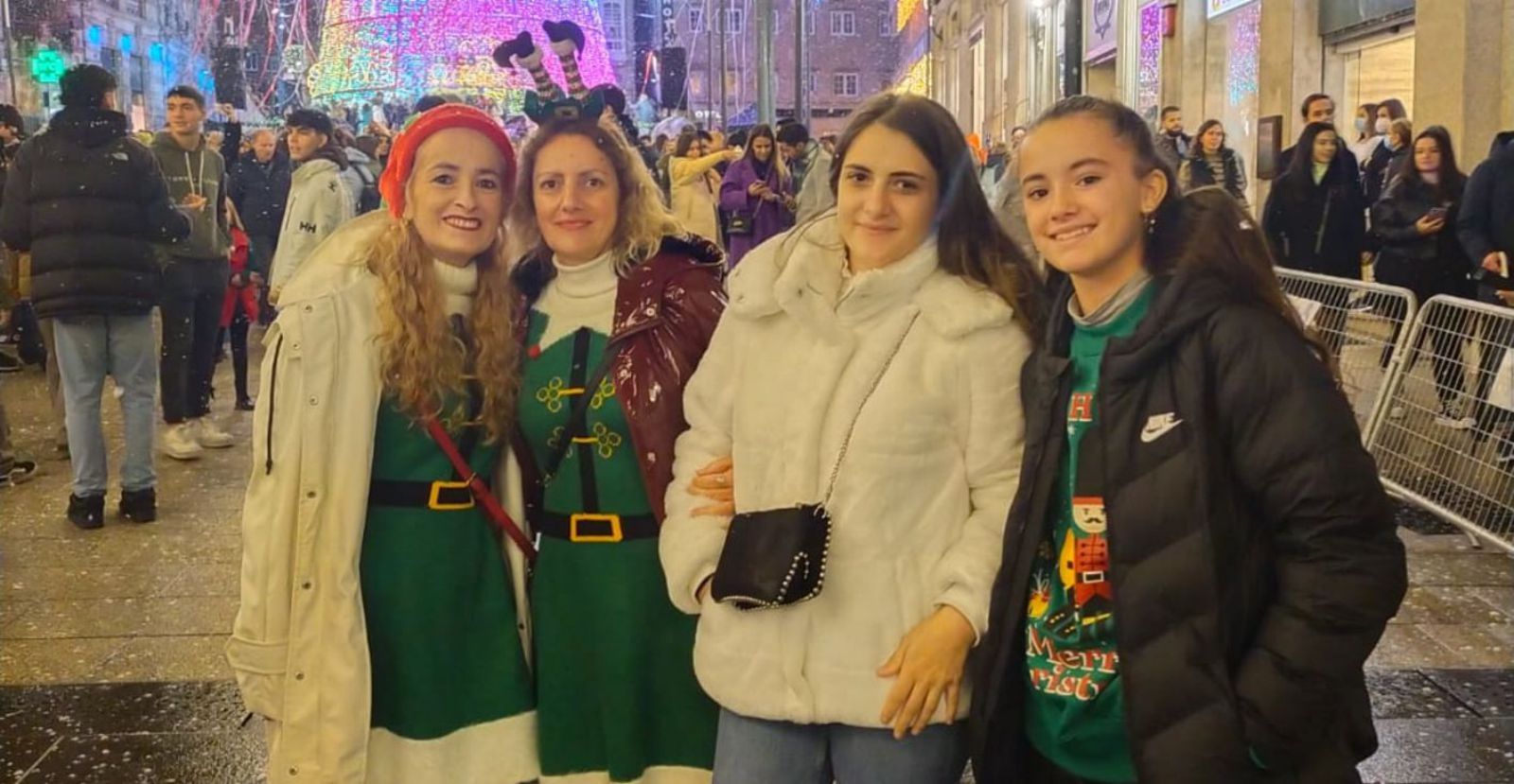 Paqui Fernández, Mila Piñeiro  y sus hijas, Sofía y Aitana.