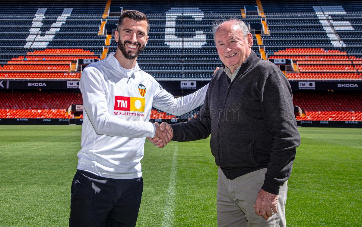 Gayà y Enrique Saura, en Mestalla.