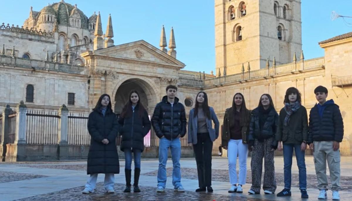 Los alumnos de la Medalla Milagrosa, en la plaza de la Catedral.