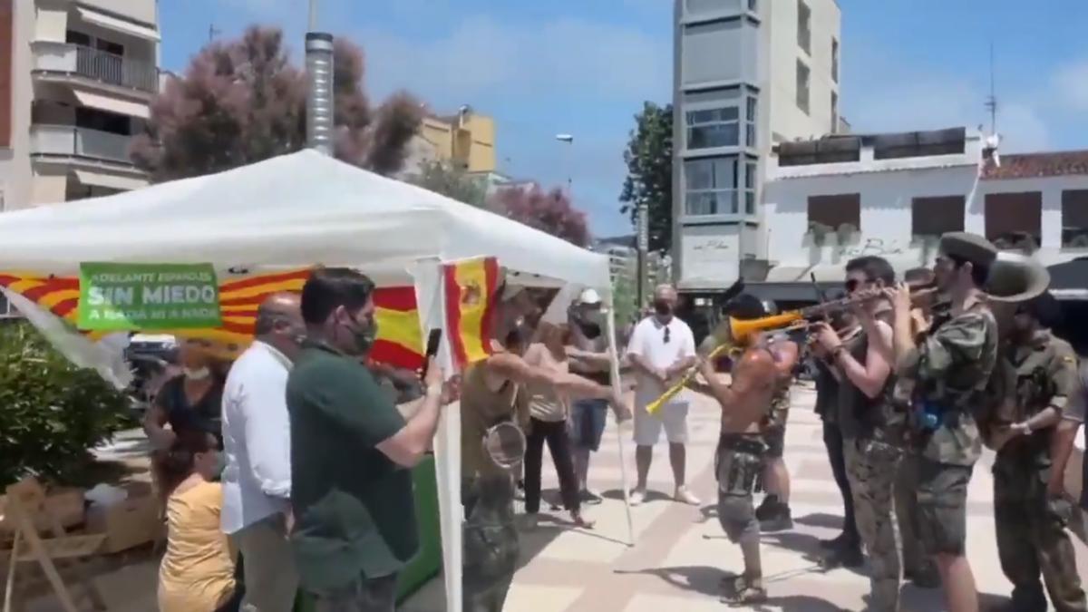 Una cobla desafina l’himne d’Espanya davant una parada de Vox