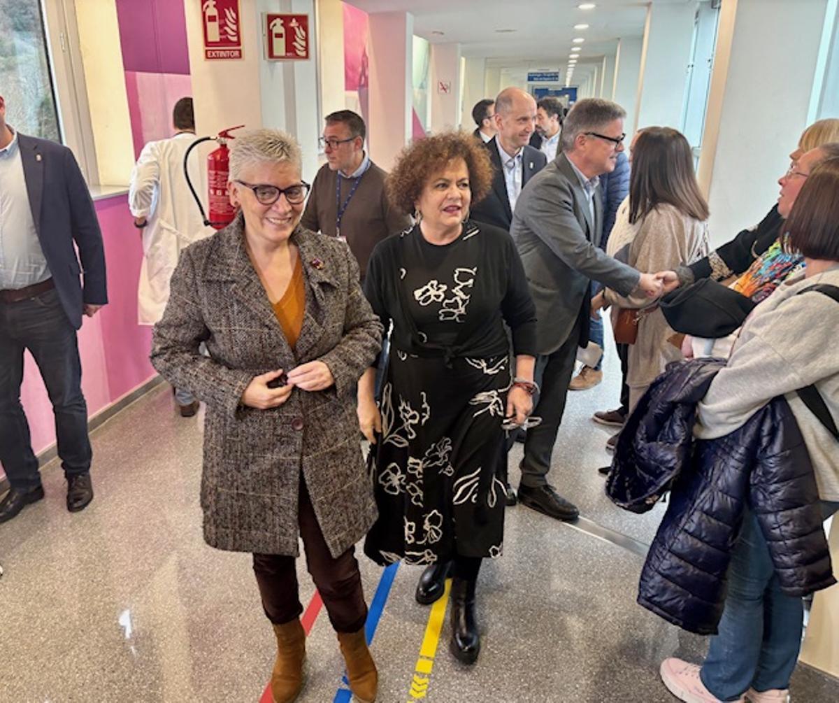 Concepción Saavedra, izquierda, y Marta del Arco, en el Hospital Valle del Nalón