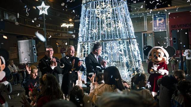 Momento del encendido del alumbrado de Navidad en Taco.