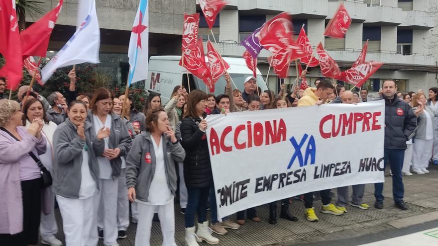 Personal de limpieza del Hospital de A Coruña se concentra para exigir que se respeten sus derechos laborales y salariales