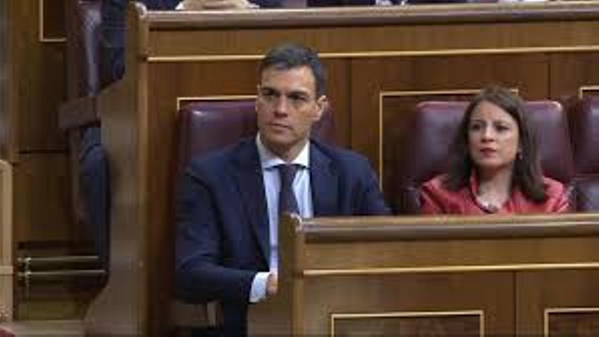 Pedro Sánchez y Adriana Lastra, en el Congreso de los Diputados.