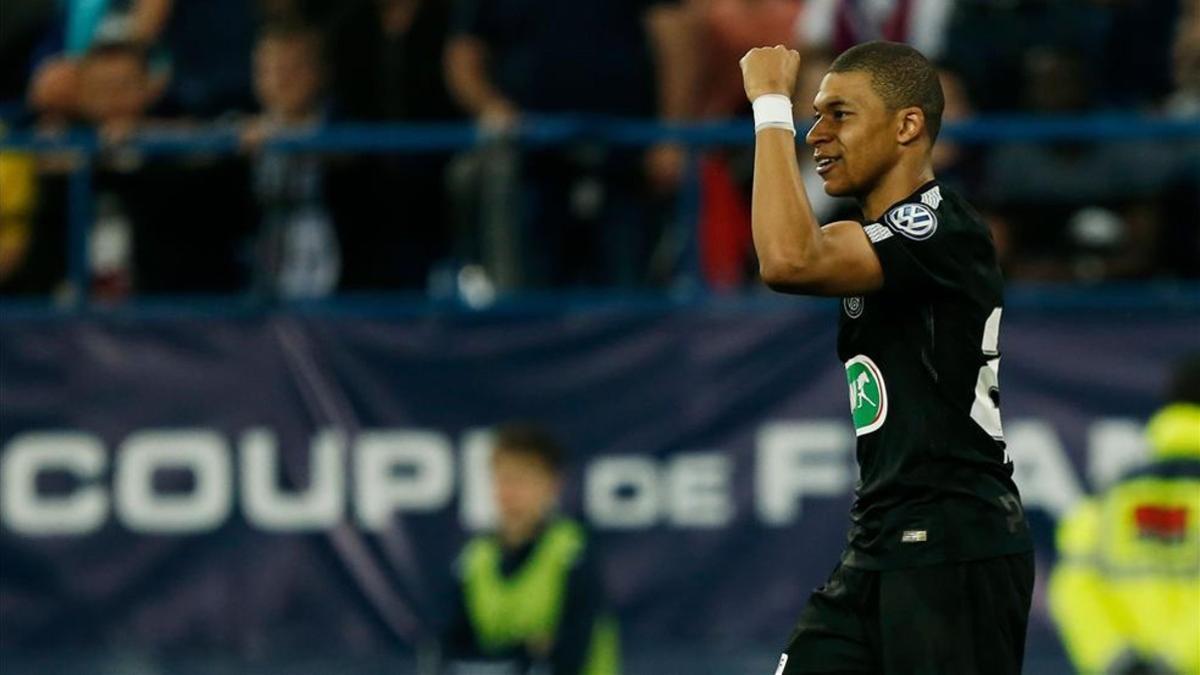 Mbappé celebra uno de los dos tantos que consiguió