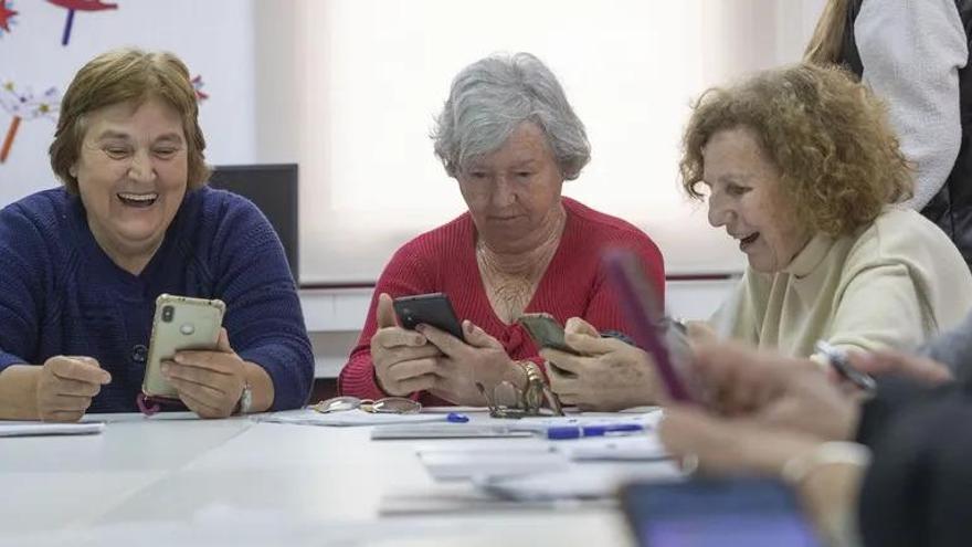 Usuarias mayores de 65 años participando en un curso dedicado a los móviles/ fundación amigos de galicia