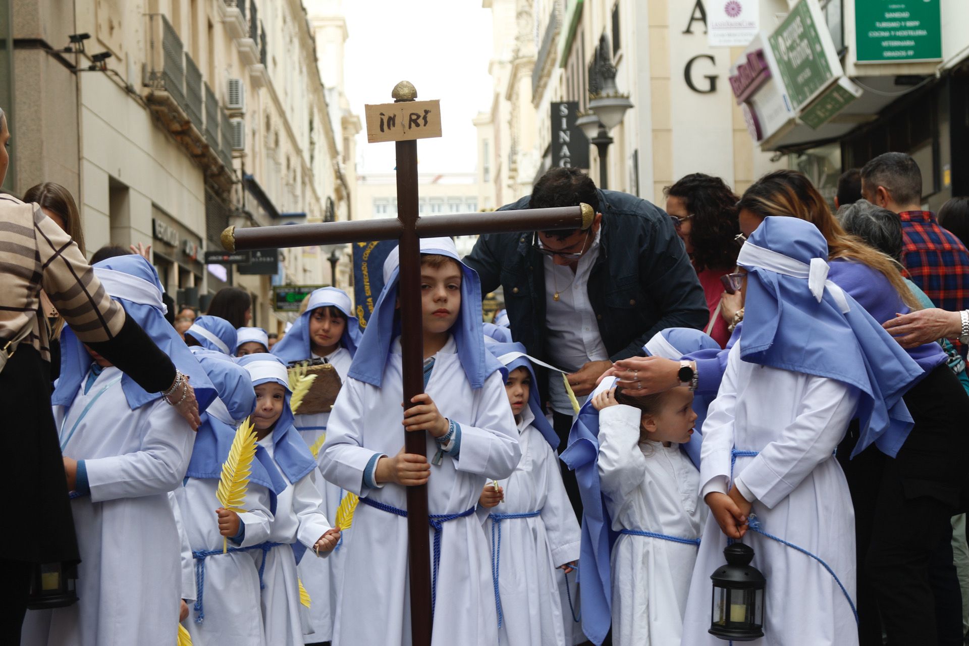 Pequeños del colegio de la Milagrosa durante su procesión por las calles del centro de la ciudad