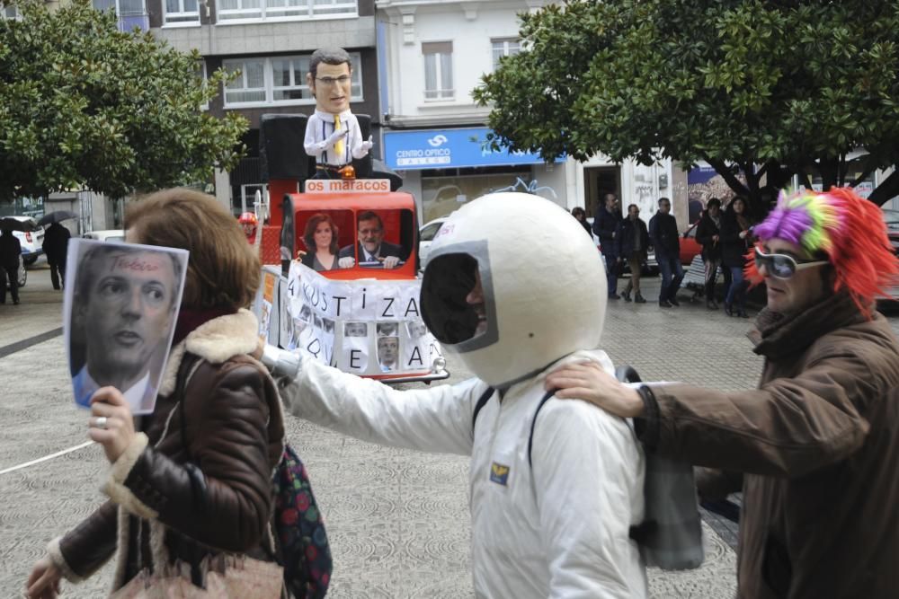 Trabajadores de Justicia, en huelga indefinida, se manifiestan disfrazados a las puertas del Tribunal Superior de Xustiza de Galicia.