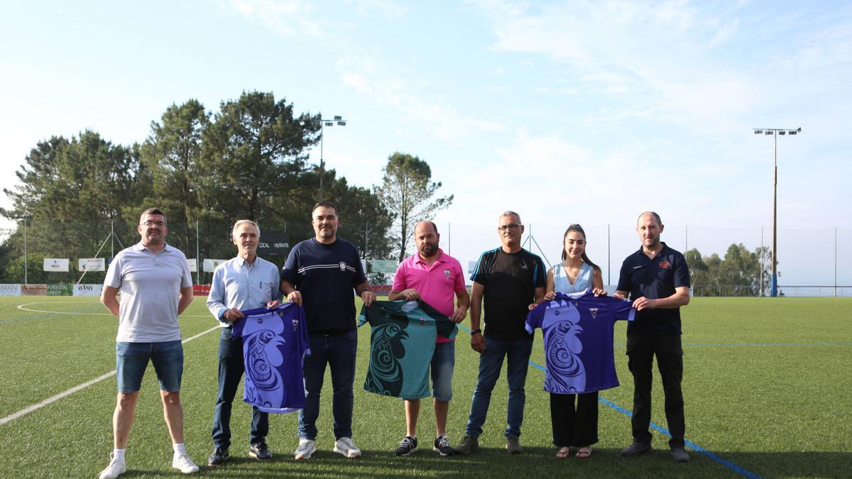 Miembros de la directiva del SD Cruces, con políticos y criadores, muestran la segunda equipación.