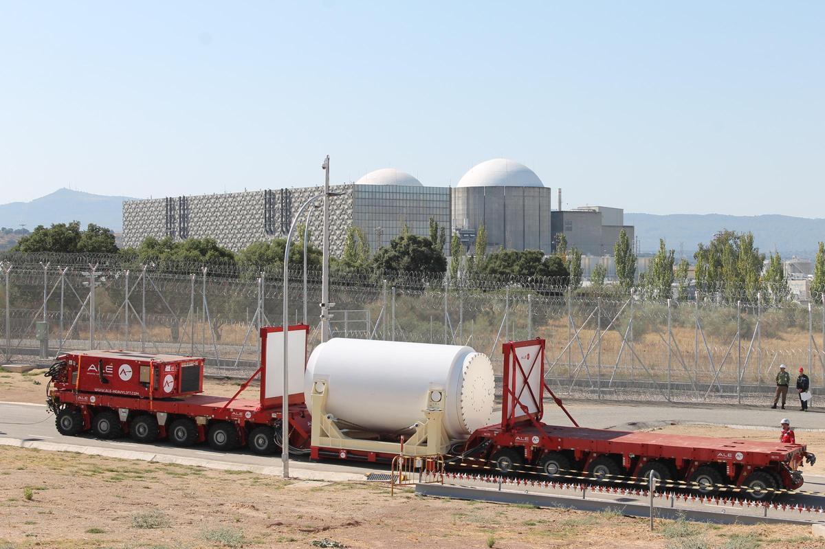 Foto de archivo del transporte de un contenedor de combustible hasta la planta cacereña.