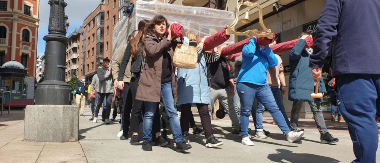 Los portadores del trono de Jesús Cautivo, en la calle Nueve de Mayo. | LNE