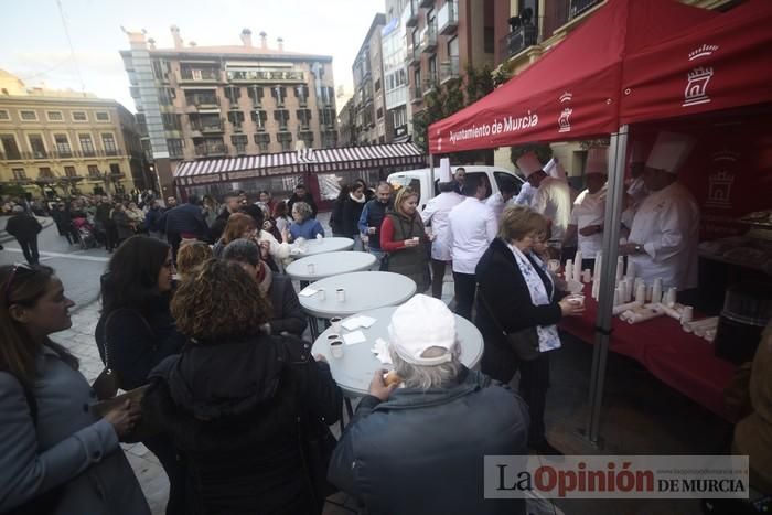 Degustación de monas y chocolate en la Plaza del Romea