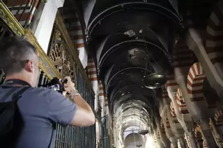 El incendio de la Mezquita-Catedral, un día después: entre la normalidad del visitante y la negrura de Almanzor